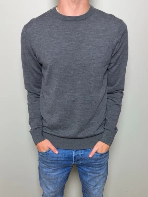 Merinoull Sweatshirt - Hej! Säljer denna klassiska Merinoull tröjan från JOHN HENRIC, storlek S! Ny pris: 999 kr, Säljs för: 350 kr!