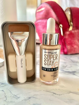 Set Maybelline Super Stay foundation 03 och borsten  - Foundation nytt och borsten har använt 
