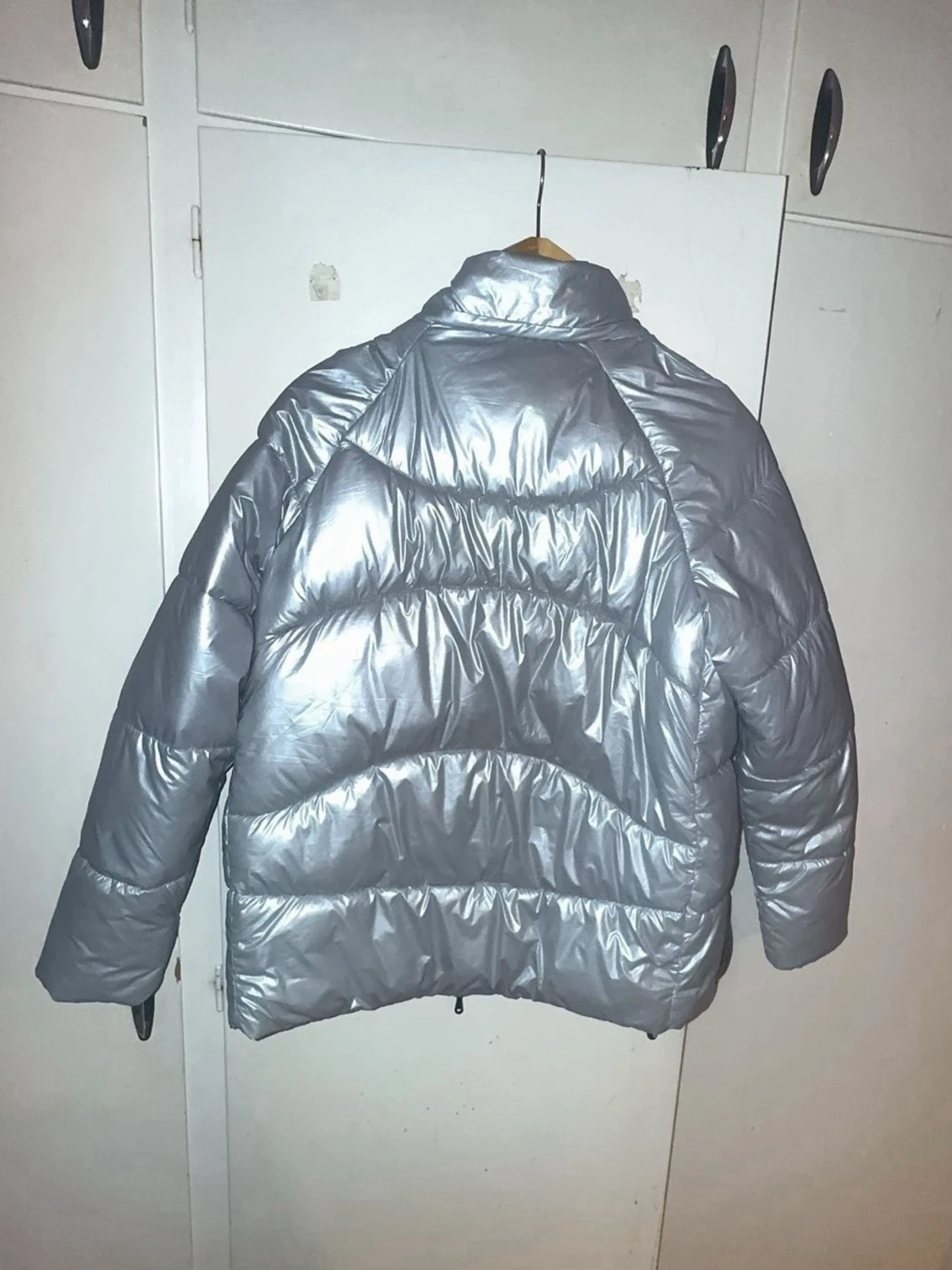 Silver pufferjacka med fuskpäls - 2