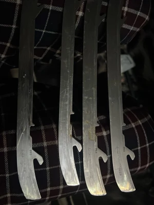 Fyra skridskoskenor i metall - Säljer fyra stycken skridskoskenor i silverfärgad metall. Skenorna har en klassisk form och är märkta med siffran 263. Perfekt för dig som behöver reservdelar till dina skridskor eller vill byta ut slitna skenor.