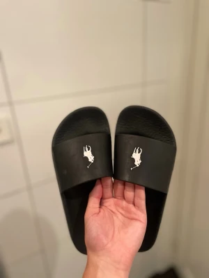 Ralph lauren tofflor  - Klassiska Ralph Lauren tofflor i fint skick, hör av er vid frågor 😊