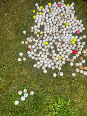 Stort parti golfbollar i mixade färger - Hej säljer golfbollar i mängder hör bara av dig med märke skick och pris så löset vi det eftersom jag inte kan skriva alla priser här 😀