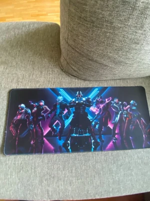 Stor gaming musmatta med neonmotiv - Säljer en stor gaming musmatta med ett färgstarkt neonmotiv som visar flera futuristiska karaktärer i blått, rosa och lila. Musmattan har rektangulär form och är perfekt för gaming setupen. Materialet är textil med halkfri undersida.