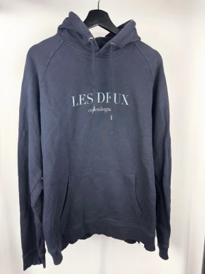 Les Deux Hoodie  - 🌸 INFO OM PLAGGET 🌸  ☑️ Märke: Les Deux ☑️ Storlek: Medium ☑️ Färg: Svart ☑️ Skick: ⭐⭐⭐⭐⭐  ✨ Detaljer: ☐ Inga hål ☐ Inga fläckar ☐ Nytvättad ☐ Rökfritt hem ☐ Djurfritt hem  📏 Passform: ☑️ Normal   📦 Skickas snabbt. 💬 Skriv gärna om du vill ha fler bilder eller mått. 🤍 Paketrabatt vid köp av flera annonser. 🌟 Titta gärna på mina andra annonser!