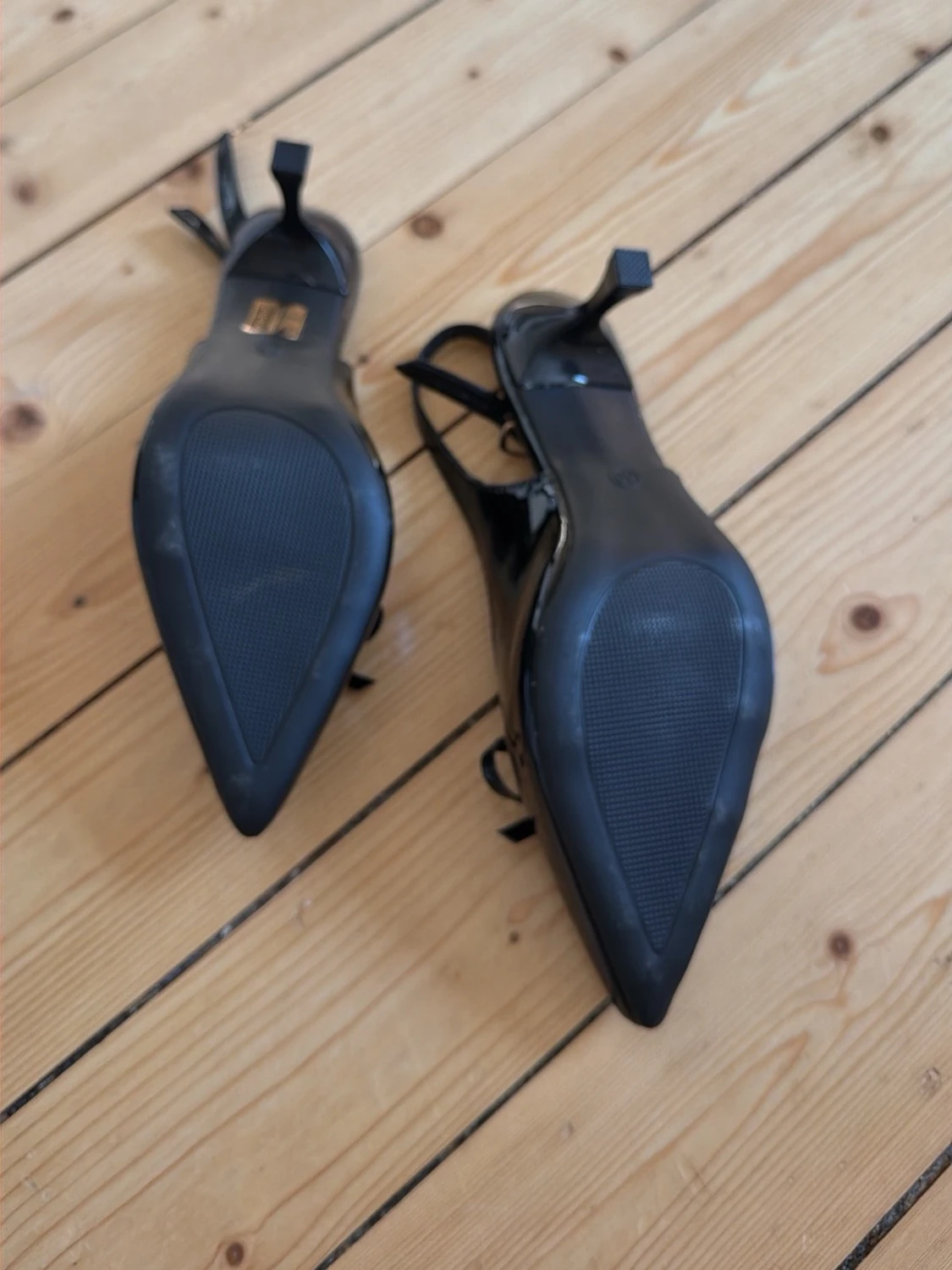Svarta lackpumps med rosett - 1