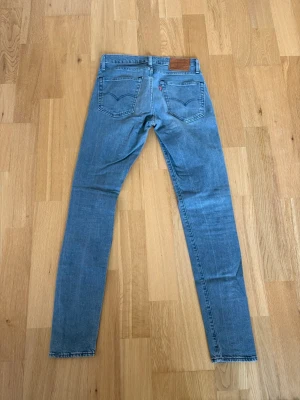 Levis jeans  - Ett par Levis jeans med sjukt fin tvätt och till ett riktigt fyndpris! Byxorna är i storlek 31/34 och har innebens längd på 81cm och midja sida till sida på 38cm. Byxorna är i fint skick utan några konstigheter. Skulle det vara några frågor så skriv annars fritt fram att köpa! (Postar inom 24h)