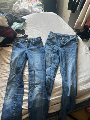 Jeans  - Säljer 2 par skinny jeans. 50kr för båda. (25kr/st.) 