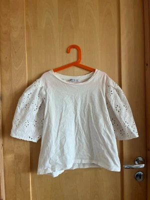 Vit blus med spets ärmar från Zara - jättefin tröja från zara med spets ärmar i storlek M men passar också som S. använd fåtal gånger
