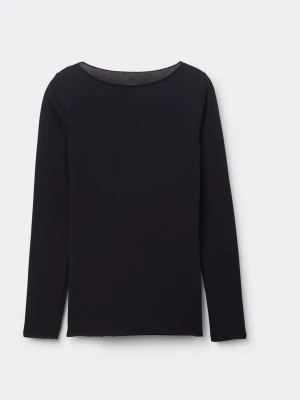 Svart långärmad topp i bomull - En enkel och stilren svart långärmad topp med rund halsringning. Tillverkad i tunn bomull som ger en skön och lätt känsla. Perfekt att matcha med jeans eller kjol för en clean look. Ett litet hål på ärmen (se bild) men syns knappt❣️
