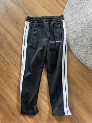 Palm angels byxor  - Svarta Palm angels byxor, självklart äkta! 1 litet hål i byxorna men absolut inget som märks. Lite skitna men kommer försvinna i en tvätt!