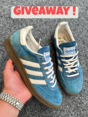 🚨 GIVEAWAY ADIDAS SPEZIAL 🚨  - DAGS FÖR TÄVLING! Adidas spezial 41 1/3. STEG1: följ. STEG2. Följ trendstoree på TikTok. STEG3. Tagga 3 vänner i videon. Avslutas vid 2500 följare. Lycka till! 😉 