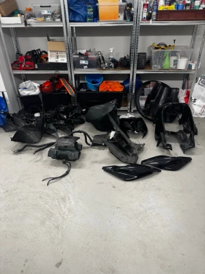 Svarta plastkåpor till moped - 3 avarta kåpor