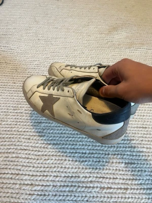 Golden Goose - Ett par Golden Goose i ett mycket bra skick. Storlek är 41 men är stor i storlek så sitter mer som 41,5. Hör av er vid frågor!!
