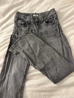 Lågmidjade jeans  - Gina Young jeans. Storlek 164. Grå/svarta