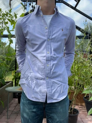 Rosa raffe skjorta  - Säljer nu min riktigt feta raffe skjorta som jag är osäker på storlek på då lappen är avklippt. Men den passar mig på 175cm och ca 60kg. Hör av dig vid minsta fråga🙌 måtten är axelbredd 39 o längd 65
