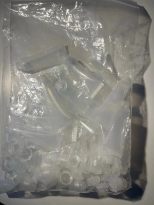 22 Tomma plasttuber med 26 lock och 3 trattar  - Köpte för 110kr (5kr/st)  Säljer ett gäng genomskinliga tomma plasttuber med skruvlock och trattar. Paketet kommer med 22 läppglanstuber, 26 lock, 24 läppglansstoppers samt 3 trattar. Perfekta för att fylla med krämer, gel eller andra skönhetsprodukter när du ska resa eller vill göra egna samples. Smidiga att ta med i väskan och enkla att fylla på. Obs. de ska helst tvättas innan användning. Vid frågor så går det bra att skicka ett meddelande till mig så svarar jag så snabbt det går!! 