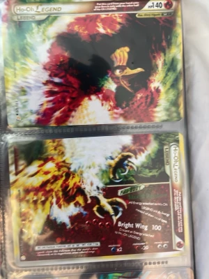Pokémonkort Ho-Oh LEGEND och GX - Samling med Pokémonkort i plastficka, bland annat Ho-Oh LEGEND i två delar och flera GX-kort. Kom med bud
