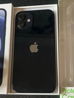 iPhone 12 Blå - 100% Batteri - iPhone 12 Blå – 64 GB  🔹 Fint skick 🔹 Några mindre repor på skärmen, syns inte när den är tänd 🔹 Nytt originalbatteri – 100 % batterihälsa 🔹 Olåst och utloggad från iCloud  Ingår: 📦 Originalkartong 🔌 Ny laddkabel 🛡️ Nytt silikonskal  📮 Kan skickas mot förskottsbetalning eller enligt överenskommelse.