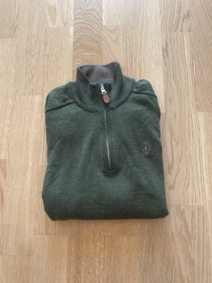 Grön Merino John Zip tröja från Morris - XS - Jag säljer den här riktigt schyssta Merino John Zip tröjan från Morris i storlek XS. Den är bara använt vid några enstaka tillfällen och är därför typ som ny utan tecken på användning. Tveka inte att höra er!