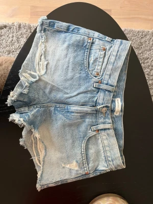Ljusblå  jeansshorts - Gina tricot perfect jeans                                                  Stl: 32