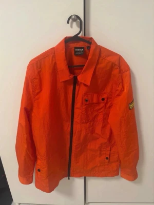 Barbour vindjacka  - En snygg och stilren vindjacka i storlek M utav Barbour aldrig använd passar inte min stil men mycket häftig för den som kan bära den.