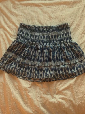 Blå mönstrad kjol🦋💙 - Supersöt kortkjol från Gina Tricot i blått och vitt i nytt skick, den är stretchig i midjan och går att vika om den upplevs för lång❤️ Pris kan diskuteras samt bilder.