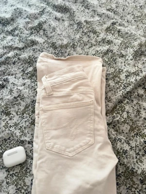 Ljusbeiga raka jeans - Säljer ett par ljusbeiga jeans med raka ben och klassisk femficksdesign. Jeansen har broderad detalj på bakfickorna och bälteshällor. Perfekta till en avslappnad och stilren look. Endast använt 1 gång. Pris kan diskuteras!💕