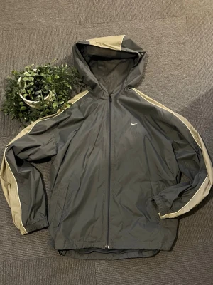 Vintage Nike jacka  - Vintage Nike jacka. Perfekt till dig som är mer insatt i streetwear eller till dig som bara vill ha en Nice o skön jacka till hösten 