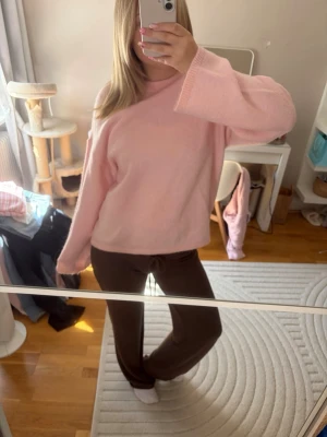 Rosa stickad tröja  - Rosa stickad tröja från Gina, köptes för 500 och knappt använd. Sticks inte. Stl S men lite oversized. Skriv om du har frågor 💗