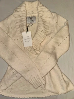 Beige babydoll kofta  - Trendig och fin omlottkofta från Bondelid, helt ny. Perfekt för lager på lager inför hösten. Nypris 800 kr. 