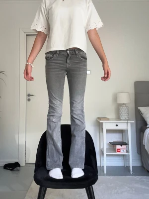 Gina tricot - Slutsålda Gina tricot jeans! Använda väldigt få gånger. Inga defekter alls. Jag är 167 cm lång.        Storlek: 158! Säljer då de är lite små och inte kommer till användning. Nypris: 399 kr (se bild).     Skriv om ni har frågor och jag har även fler jeans så gå in och kika!🥰🥹🙏