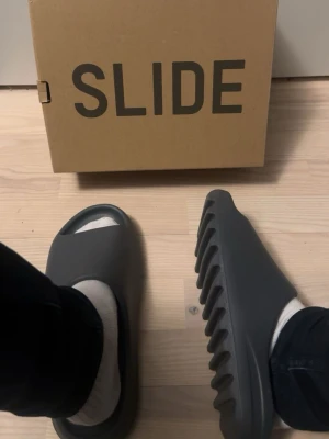Yeezy slides - Vädligt snygga, bra skick använda ett fåtal gånger efter bilden, skriv vid intresse/frågor.