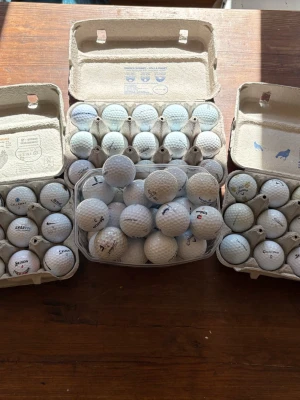 Golfbollar  - Obs kostar inte 120kr Säljer golfbollar från välkända märken. Bollarna är i bra spelbart skick och säljs styckvis.  Priser:  * Titleist Pro V1 & Pro V1x: 18 kr/st * TaylorMade TP5 & TP5x: 18 kr/st * Övriga modeller från Titleist, TaylorMade & Callaway: 13 kr/st * Alla övriga märken och modeller: 10 kr/st  Skicka ett meddelande om du är intresserad eller vill veta vilka modeller som finns kvar! ⛳
