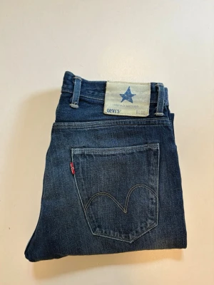 Vintage Levis jeans - Vintage blue star Levi’s jeans //  Mycket bra skick //  Storlek W32 L32 //  Midja 42cm  Längd 103cm  Innerben längd 75cm   Lårvidd 28cm  Benöppning 19cm  Skriv vid minsta fråga eller fundering🤝