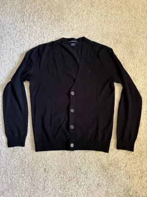 Boomerang Cardigan 100% Merinoull - Cardigan från Boomerang i 100% italiensk merinoull. Mycket fint skick och en tidlös modell som passar året om.  📦 Skickas snabbt!