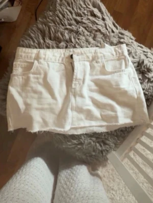 Vit kort jeanskjol från Subdued - Säljer en vit kort jeanskjol från subdued!!