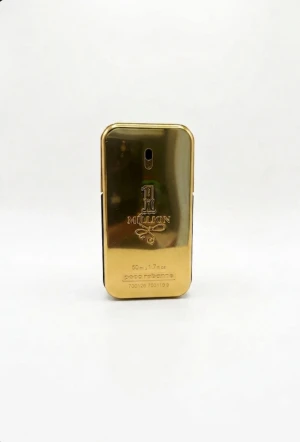 Paco Rabanne 1 Million EdT - Säljer en 1 Million Eau de Toilette parfymflaska på 50 ml. Flaskan har en unik design i guld och svart, formad som en guldtacka med präglad logga på framsidan. Perfekt för dig som gillar lyxig och maskulin doft. 25ml kvar i flaskan! Rekommenderar denna doft starkt! 