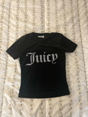 Svart Juicy Couture topp - Svart Juicy Couture topp som är i storlek S, använd ett fåtal gånger och har inga defekter. Köpt för kanske 4-500kr 