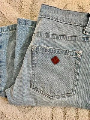 Abrand Jeans - Säljer ett par ljusblå jeans med låg midja och bred passform. Modellen är Tall och storlek 24, vilket ger extra längd. Perfekta för en avslappnad och trendig look. Endast använda 1 gång. Pris går att diskutera.