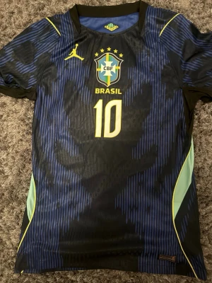 Brasilien Neymar Jr matchtröja #10 - Brasilien fotbollströja säljes 🇧🇷⚽  Säljer min Brasilien fotbollströja eftersom den tyvärr är för liten för mig. Tröjan är knappt använd och i mycket fint skick.  💰 Pris: 400 kr 💬 Pris kan diskuteras vid snabb affär.  Skicka gärna ett meddelande om du är intresserad eller vill ha fler bilder!