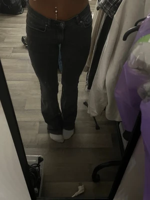 Grå jeans från gina, stl 32 - Snygga mörk gråa jeans från gina  i storlek 32. Jeansen har klassisk femficksdesign, raka ben och en något tvättad look. Perfekta för dig som gillar en enkel och stilren vibe. Materialet är jeans och färgen är mörkgrå till svart.