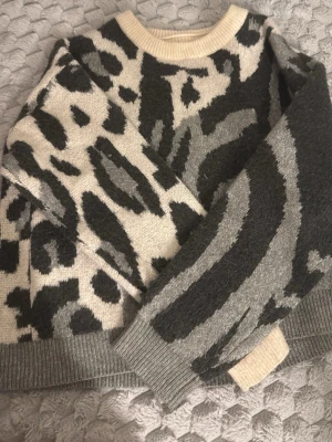 stickad tröja  - stickad tröja från vero moda sitter som s men är m