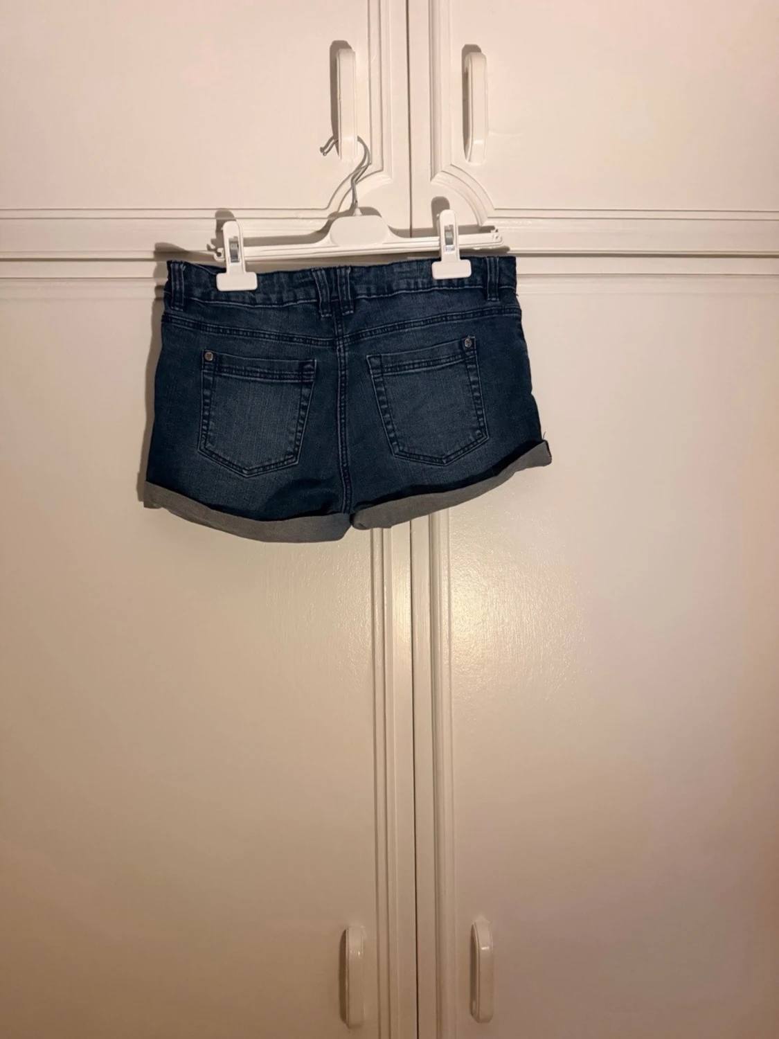 Mörkblåa jeansshorts - 1