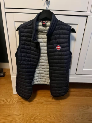 Colmar väst - Säljer min colmar väst då den bara ligger hemma ganska bra skick finns något täcken på att den har används som man kan se på sista bilden. Pris kan självklart diskuteras