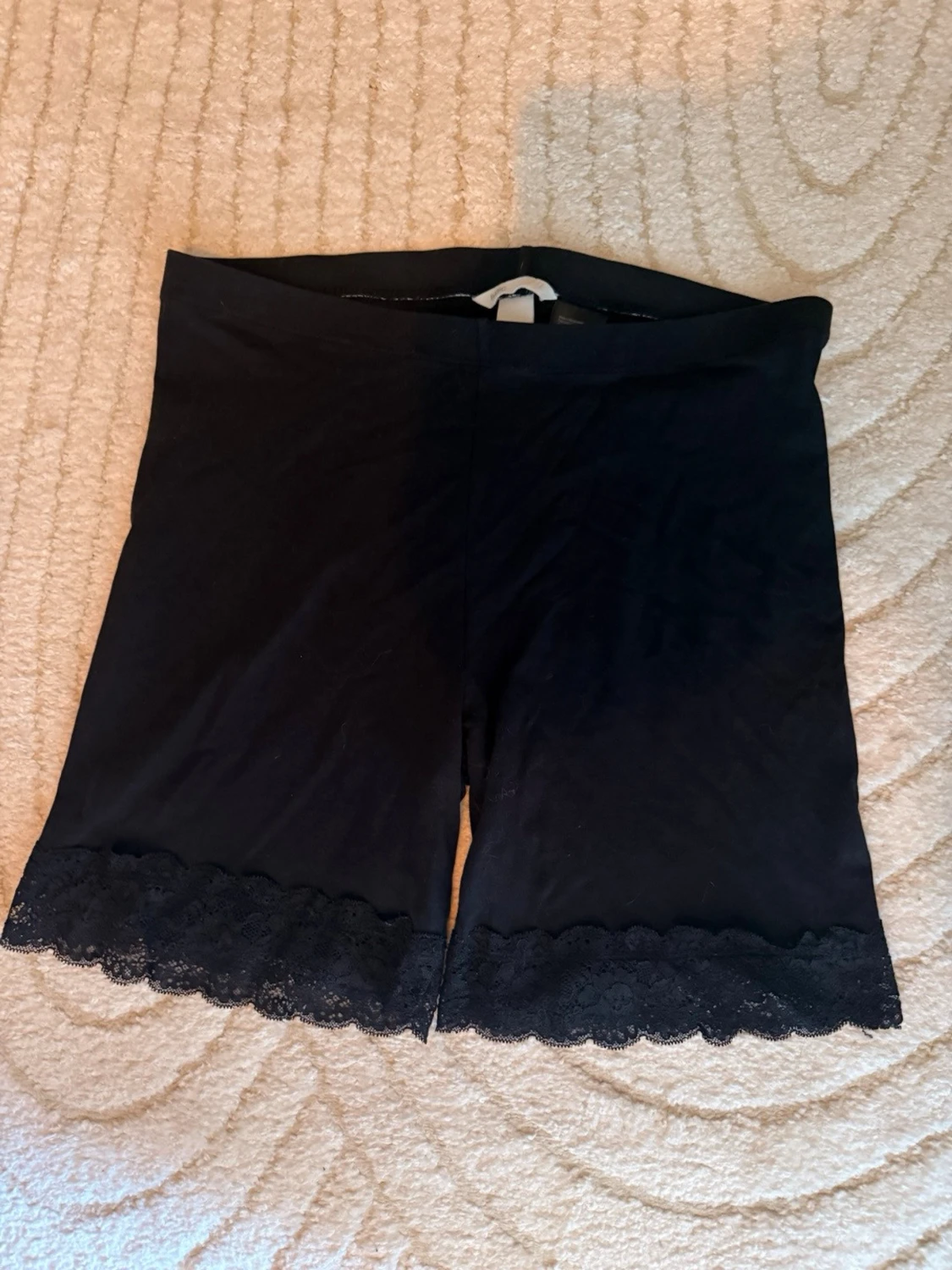 Svarta shapewear-shorts med spets