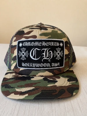 Militärgrön Chrome Hearts keps  - En riktigt snygg militärgrön Chrome Hearts keps, priset är förhandlingsbart vid snabb affär. Skickas inom 24h passar både män och kvinnor ☺