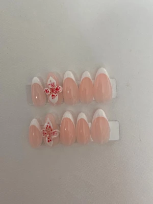 Naglar  - Naglar med vit 3D blomma