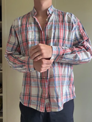 Rutig Dobber skjorta  - Rutig skjorta från Dobber i multicolor. Som ny. Storlek L/M. Personen är 181cm och 80kg. Hör av er vid mått eller andra funderingar!😁
