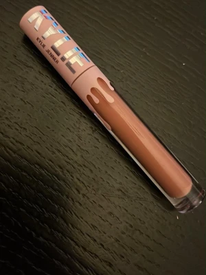 Kylie Jenner candy k - Säljer ett liquid läppstift matte från Kylie Jenner med snyggt rosa lock och holografisk logga. .