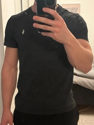 Svart t-shirt från Polo Ralph Lauren - Ganska slim i passformen. Bra skick använd ett par gånger.